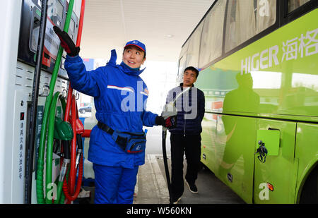 --FILE--un bus est être ravitaillé à une station de Sinopec (China Petroleum & Chemical Corporation) à Tianjin, Chine, 28 janvier 2019. Prix de l'huile Banque D'Images