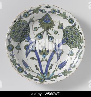 Avec un plat de plantes à fleurs stylisées, plat de pommes de terre frites quartz avec le plomb décoré d'une fleur stylisée en vert, bleu et turquoise sur fond blanc sous glaçure transparente. Iznik., anonyme, Iznik, ch. 1540 - c. 1545, Grès, glaçure, la vitrification, H 6,8 cm d 36,6 cm Banque D'Images