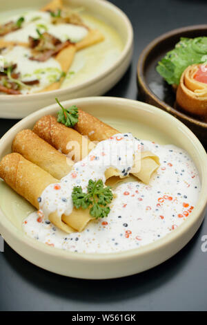 Des crêpes au saumon et caviar de poisson, sauce à la crème. Restaurant menu Banque D'Images
