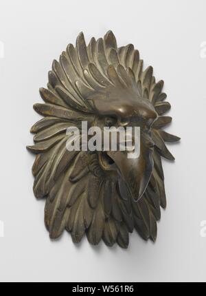 Heurtoir de porte sous la forme d'une tête d'heurtoir en forme de tête d'aigle, tête d'Aigle en bronze avec des restes de dorure. Le plumage de la tête avec le cou est étalé comme un collier plat et attaché à une surface horizontale. Il y a probablement un anneau dans la bouche., anonyme, Italie, c. 1500 - c. 1600, bronze (métal), dorure, H 21 cm × w 15,5 cm × 9,5 cm d Banque D'Images