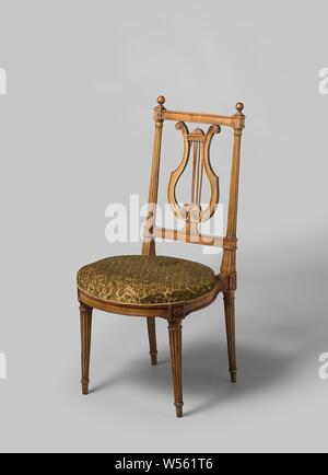 Chaise, chaise hêtre avec un siège couvert et reposant sur des jambes avec cannelures conique, au-dessus qui abrite de rosettes. Les pattes postérieures sont connectés à un échelon en forme de balustre horizontale à la hauteur de l'armature du siège. Ouvrez le cadre arrière évidé, repose sur des cannelures, Struts et a des piliers en forme de colonnes cannelées toscan, court, droit et seuil supérieur et inférieur au milieu d'un treuil sur lequel deux rosettes., anonyme, France, 1775 - 1800, le bois (matière végétale), Hêtre (bois), la peinture (revêtement), de matières textiles, h 95,5 cm × w 46 cm × d 56 cm H 47 cm × w 46 cm Banque D'Images