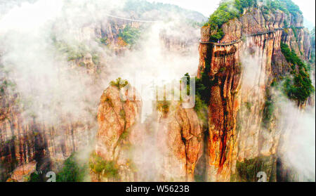 Une vue de mer de nuages à travers la Parc National de Xianju autour de la montagne dans la ville de Taizhou, Zhejiang Province de Chine orientale, 24 février Banque D'Images