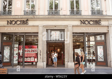 LYON, FRANCE - 13 juillet 2019 : logo Nocibe devant leur magasin principal au centre-ville de Lyon. Nocibe est un vendeur de produits cosmétiques, parfums et des c Banque D'Images