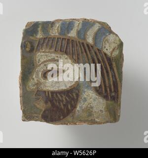 Tuiles, carreaux carrés. Image d'une tête d'homme de profil à gauche, avec de longs cheveux et barbe longue. La représentation est creusé dans la couche d'argile, puis rempli avec glaçure., anonyme, Sevilla, c. 1500 - c. 1525, argile, H 5,5 cm × 5.5 cm × w t 1,5 cm Banque D'Images