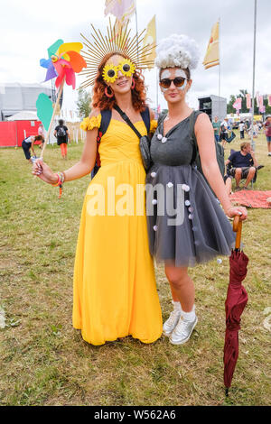 Malmesbury, Wiltshire, Royaume-Uni. 26 juillet 2019. La mode au Festival Le Festival WOMAD (World of Music Arts and Dance), le vendredi 26 juillet 2019 à Charlton Park, Malmesbury. Deux femmes, l'un habillé comme le soleil, l'autre les nuages. Photo par Julie Edwards. Credit : Julie Edwards/Alamy Live News Banque D'Images