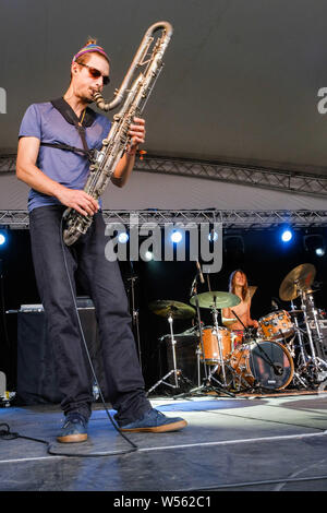 Malmesbury, Wiltshire, Royaume-Uni. 26 juillet 2019. Lune Hooch joue sur la scène Charlie Gillett Festival WOMAD (World of Music Arts and Dance), le vendredi 26 juillet 2019 à Charlton Park, Malmesbury. Le Wenzl saxophoniste McGowen. Photo par Julie Edwards. Credit : Julie Edwards/Alamy Live News Banque D'Images