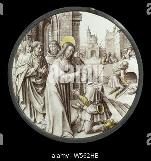 La guérison de l'Aveugle la guérison de l'aveugle-né, Diamond, vitraux en grisaille et jaune d'argent avec la représentation de la guérison de l'aveugle-né. Christ se tient en face d'une chapelle-comme construire avec Peter, John et un autre disciple derrière lui. Représenté est le moment dans lequel le Christ se frotte la boue dans les yeux de l'aveugle qui s'agenouille devant lui. L'homme a un bâton et est accompagné d'un chien qui montre ses dents. Dans l'arrière-plan sur la droite, l'aveugle se lave la boue de ses yeux, une scène qui fait référence à son pied à Silóam. Il a mis le bâton, qu'il no Banque D'Images