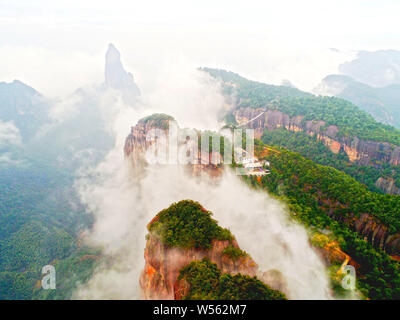 Une vue de mer de nuages à travers la Parc National de Xianju autour de la montagne dans la ville de Taizhou, Zhejiang Province de Chine orientale, 24 février Banque D'Images