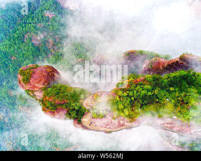 Une vue de mer de nuages à travers la Parc National de Xianju autour de la montagne dans la ville de Taizhou, Zhejiang Province de Chine orientale, 24 février Banque D'Images