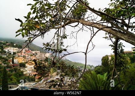 Vue panoramique de Taormina, Province de Mesina en Sicile, Italie. Banque D'Images