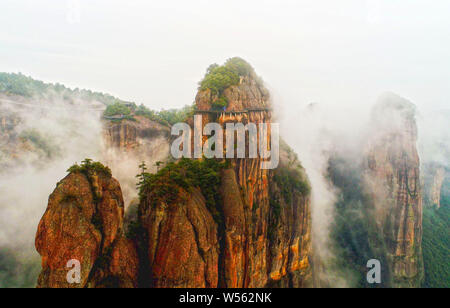 Une vue de mer de nuages à travers la Parc National de Xianju autour de la montagne dans la ville de Taizhou, Zhejiang Province de Chine orientale, 24 février Banque D'Images