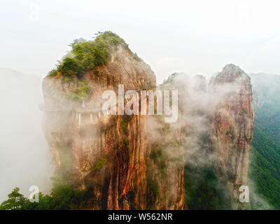 Une vue de mer de nuages à travers la Parc National de Xianju autour de la montagne dans la ville de Taizhou, Zhejiang Province de Chine orientale, 24 février Banque D'Images