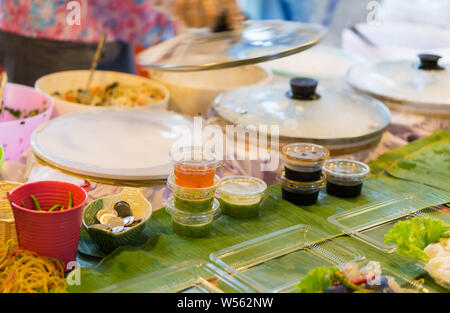 Tasses Sauce vendu avec Thai desserts. Banque D'Images