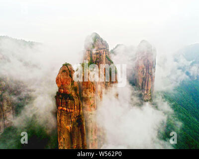 Une vue de mer de nuages à travers la Parc National de Xianju autour de la montagne dans la ville de Taizhou, Zhejiang Province de Chine orientale, 24 février Banque D'Images