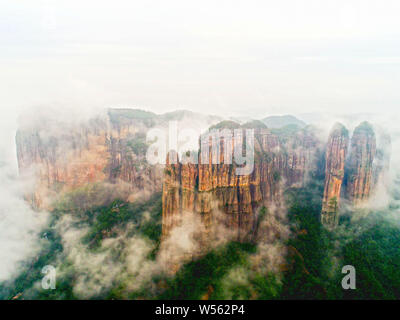 Une vue de mer de nuages à travers la Parc National de Xianju autour de la montagne dans la ville de Taizhou, Zhejiang Province de Chine orientale, 24 février Banque D'Images