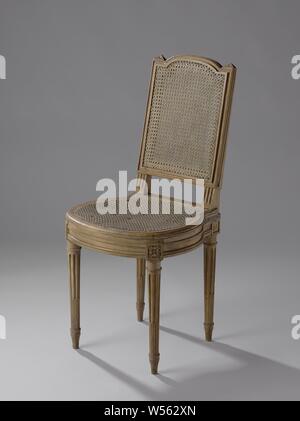 Président du bois de hêtre peint en vert clair, au rond cannelé conique les jambes et les jambes, le dos et le siège de roseau tressé, décorée avec un leafwork peint, reposant sur quatre pieds à cannelures conique. L'inclinaison arrière légèrement rectangulaire, reposant sur des béquilles à cannelures, est, comme les jambes de derrière, connecté à un élargissement à l'armature du siège. Le coin des règles sont présentées autour de trois fois. L'arrière et le siège sont en tissus de l'osier. Les maisons en haut des jambes et le couronnement de l'arrière posts sont décorées avec un poignard, pourvues d'une feuille d'ornement peint., anonyme, France, ch. 1765 - c. 1785, bois Banque D'Images