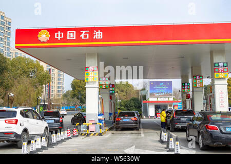 --FILE--voitures font la queue jusqu'à être ravitaillés en face d'une station d'essence de PetroChina, filiale de la CNPC (China National Petroleum Corporation), à Shanghai Banque D'Images