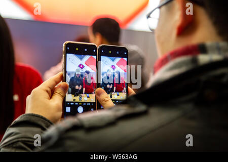 --FILE--un client chinois essaie de smartphones iPhone dans un Apple store à Shanghai, Chine, 19 janvier 2019. Apple Inc les ventes d'iPhone en Chine est tombé Banque D'Images