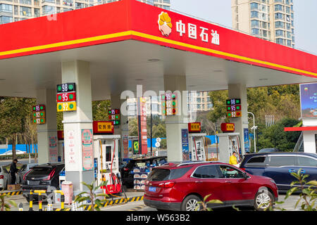 --FILE--voitures font la queue jusqu'à être ravitaillés en face d'une station d'essence de PetroChina, filiale de la CNPC (China National Petroleum Corporation), à Shanghai Banque D'Images