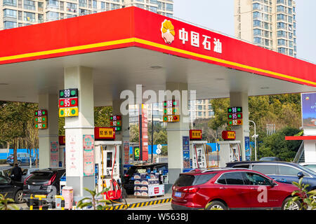 --FILE--voitures font la queue jusqu'à être ravitaillés en face d'une station d'essence de PetroChina, filiale de la CNPC (China National Petroleum Corporation), à Shanghai Banque D'Images