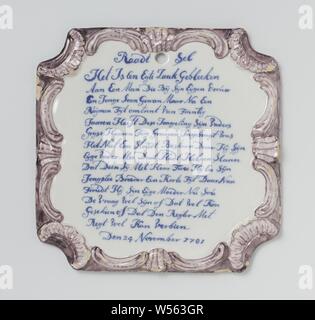 Plaque, peint avec une devinette, la plaque de faïence, peintes en bleu avec une devinette à l'intérieur d'un cartouche violet à volutes. L'énigme est : il s'est avéré être un cas Egte // à un homme qui s'approche de sa femme // UN JEUNE peu Gewan mais après un // Ruijmen Tijt sur vingt ans de // Dese Youngster a Sijn Pères // cheveux gris Embedded // Il n'existe pas un stare là il Sijn // Eijge Vader a aidé à battre // Que Deen Sij avec ses deux il et Sijn // plus jeune frère un court laps de temps il Naa // Troudt Eijge Sijn Mère Nu Sou // La question est bien que pouvant // Geschien ou que l'Regter Banque D'Images