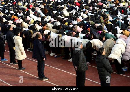 Les étudiants chinois se rassembler dans un grand rassemblement pour la prochaine assemblée College Entrance Examination, également connu sous le Gaokao, à Coatascorn High School à Zhumadian Banque D'Images