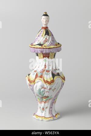 Trois vases, partie d'un vase couvert 151064, peint avec des pagodes, des paysages chinois et bouquets, vase couvert, multicolore avec pagodes, paysages chinois et bouquets à la chinoise. La base et le haut et le bas du vase sont composées de rocailles. Le couvercle ressemble à un raccourci qui se plie robe chinoise sur le bord du vase. Le bouton du couvercle est formé d'une tête de femme chinoise, paysages, temple, lieu de culte, l'hindouisme, le bouddhisme, le jaïnisme, fleurs, chinois, de Grieksche A, Delft, c. 1765, H 43 cm × d 16 cm Banque D'Images