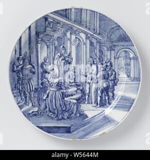 La plaque avec le Christ devant Caïphe, plaque avec Jésus à Caïphe, la plaque de la faïence avec des scènes de la vie du Christ après les gravures de Hendrick Goltzius, le Christ devant le Sanhédrin avec comme souverain sacrificateur Caïphe éventuellement Annas, peut-être un soldat sur le point de frapper le Christ parce qu'il garde le silence (Matthieu 26 : 57-66, Marc 14 : 53-64, Luc 22:54, 22 : 66-71), Peter refuse le Christ, habituellement avant une fille-serviteur et quelques soldats, de Roos (attribué à), Delft, ch. 1700 - c. 1725, D. 25,5 cm Banque D'Images