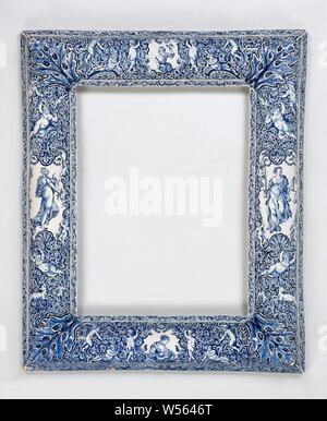 Cadre miroir, peint avec quatre figures féminines allégoriques, cadre de miroir, faïence peinte en bleu avec quatre figures féminines allégoriques, Prudence, 'Prudentia', 'Prudenza' (RIPA), l'une des quatre vertus cardinales, de la Justice, "Justitia', 'Giustitia divina' (RIPA), la charité, 'Caritas', 'Carità' (RIPA), l'une des trois vertus théologales, la tempérance, la "Temperantia', 'Temperanza" (RIPA), De Witte Starre (attribué à), Delft, 1736, H 65 cm × w 54 cm Banque D'Images