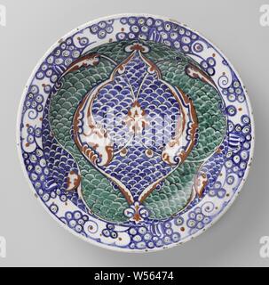 Plat avec un motif d'échelle et de volutes, plat d'alevins de quartz avec le plomb décoré d'un motif de grande échelle et de vrilles en bleu, rouge et vert sur blanc sous glaçure transparente laisse-alcali. Un motif en laine ou tourner sur le bord. Iznik., anonyme, Iznik, ch. 1565 - c. 1585, Grès, glaçure, la vitrification, H 6,6 cm d 34 cm Banque D'Images