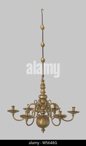 Lustre, l'objet se compose d'une tige en fer forgé ronde, une goupille constitués de tôle de fer et les pièces coulées en laiton et ensuite usinés sur le tour : l'anneau de suspension en forme de balustre, une pièce intermédiaire, la partie principale avec l'anneau de support sphère, bouton, six bras avec les pièges de graisse, chandelier et broches., anonyme, Pays-Bas du Nord, 1700 - 1800, le laiton (alliage), de fer (métal), forgeage, H 60 cm × 76 cm d Banque D'Images