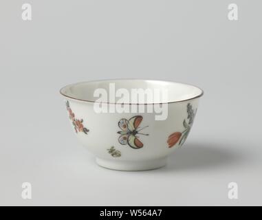 Coupe en forme de cloche avec les sprays de fleurs et un papillon, en forme de cloche, tasse de porcelaine peinte sur l'émail en bleu, rouge, rose, vert, jaune et noir. Sur le mur extérieur des sprays de fleurs et un papillon. Décorées dans des couleurs de l'émail en Europe., anonyme, Chelsea, ch. 1790 - c. 1800, dynastie Qing-(1644-1912) / période de Qianlong (1736-1795) / Jiaqing-période (1796-1820), porcelaine (matériau), glaçure, la vitrification, H 4 cm d 8 cm Banque D'Images