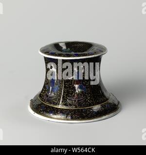 Grenier à sel avec les figures de dieux et déesses navire sel avec les dieux, chiffres, navire sel laqué sur cuivre avec un Round Top et bas et une tige hexagonale. Le fond sombre de l'or a des ornements. Sur l'intérieur noir petites décorations dans l'or et sur le dessus d'un Buste féminin avec une couronne de laurier (Minerva ?). Marqué, (Histoire de) Le mercure (Hermes), (Histoire de) Junon (Héra), Apollon et les Muses, Apollon Musagetes (histoire de), Vénus (Aphrodite), (Histoire de) Minerva (Pallas, Athena), Joseph Limosin, Limoges, c. 1600 - c. 1650, le cuivre (métal), de l'or (métal), h 9,0 cm × d 14,0 cm d 14,0 cm Banque D'Images