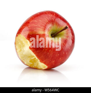 Mordu de pomme rouge isolé sur fond blanc Banque D'Images