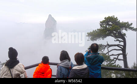 Une vue de mer de nuages à travers la Parc National de Xianju autour de la montagne dans la ville de Taizhou, Zhejiang Province de Chine orientale, 24 février Banque D'Images