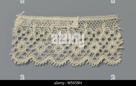 Bande de dentelle avec une rangée de cercles sous une rangée de trois feuilles de trèfle, Bande de dentelle de couleur naturelle, Buckingham Palace. Le motif récurrent est composé d'une rangée de trois liens de trèfle, qui pendent vers le bas sur la tige. Ci-dessous les trèfles est une ligne de cercles. Au-dessus les trèfles est un chemin étroit fait avec des mailles d'une pelouse, la masse la masse. Ci-dessous que la bande se compose d'un motif décoratif, une rose où les trèfles sont faits avec d'épais et brillant fils de contour. Les cercles sont réalisés en lin, avec une petite découpe dans le milieu et sans contour threads. La bande très étroite Banque D'Images