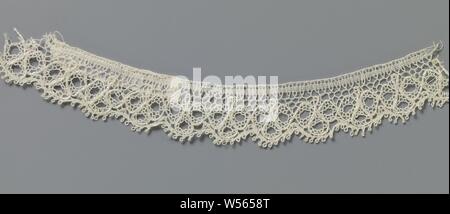 Bande de dentelle avec trois feuilles de trèfle, Bande de dentelle de couleur naturelle, Buckingham Palace. Le motif récurrent est composé d'une rangée de trois liens de trèfle, qui pendent vers le bas sur la tige. Les trèfles ci-dessus il y a un très étroit sentier fait avec des mailles d'une terre, un sol de la pelouse. Ci-dessous que la bande se compose d'un motif décoratif, une rose où les trèfles sont faits avec d'épais et brillant fils de contour. Une bande très étroite est déjà ondulé, avec une coque semi-circulaire sous chaque trèfle, fini avec picots. Haut de la séquence est terminée tout droit., anonyme, Buckingham, ch. 1800 Banque D'Images