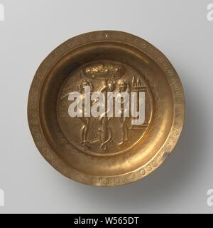 Bassin avec Adam et Eve, dans la plaque de la soucoupe, qui a le point central dans le centre, une représentation d'Adam et Eve dans le paradis est perforé à l'aide d'une forme de timbre (Genèse 3 1- 8). Le texte du sort est : Adam et Eve. Un ornement perforé avec une feuille stylisée a été appliqué autour de cette scène. Les rosettes sont sur le bord du bassin. L'anneau de suspension à l'arrière et le trou dans la périphérie ont été faites plus tard, Eve propose le fruit à Adam, anonyme, Neurenberg (peut-être), 1500 - 1600, le laiton (alliage), gravure, H 6,2 cm × d 27 cm Banque D'Images