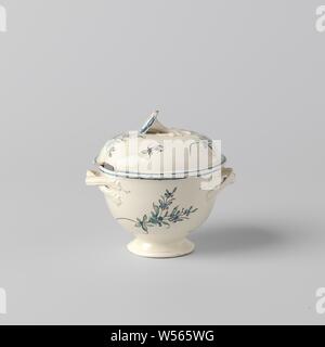 Bol de sucre fabriquée de faïence, Leeds, creamware sugar bowl hémisphérique sur une base, faite de dur-cuit la faïence. Le pot a deux oreilles tressé. Le pot a une décoration sur la glaçure de branches de fleurs en bleu, vert et rouge., anonyme, Leeds, ch. 1770 - c. 1790, argile, plomb glaze, H 6,5 cm × 8,9 cm d × w 10,8 cm d 4,8 cm Banque D'Images