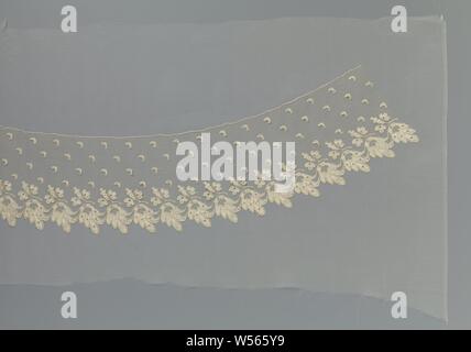 Bande de dentelle avec demi-lune, modèle de dispersion, Bande de dentelle de couleur naturel, blond. La bande a une forme légèrement courbée et est placé au milieu d'une maille très fine, rectangulaire comme le support de tissu. Sous un nuage de motif de feuilles en forme de croissants, les pétoncles sont formées par la répétition d'une concaténation et modèle d'une fleur palmetal avec cinq pétales ovales a souligné. La fleur se bloque légèrement vers le bas sur une branche avec trois autres et beaucoup plus petites fleurs ou feuilles. Les motifs sont reliés par un sol, une pelouse au sol. Les motifs sont réalisés en lin Banque D'Images