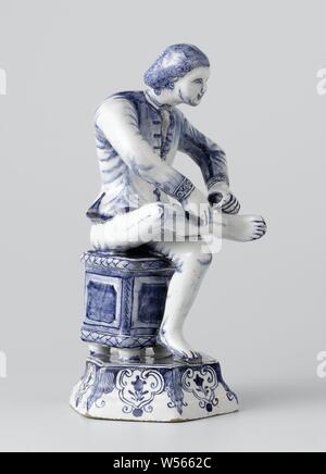 Retrait d'un garçon épine de son pied (Spinario), Thorn (extracteur) Spinario, Figurine de céramique représentant un garçon tirant une épine de son pied, 'Spinario', enfant tirant une épine de son pied, de Grieksche A, Delft, c. 1725 - c. 1740, H 23 cm Banque D'Images