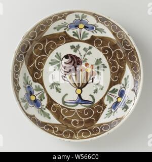 Assiette de faïence, assiette de faïence peint multicolore avec un vase de fleurs et une bordure décorée., anonyme, Delft, c. 1780 - c. 1820, D. 22,4 cm × H 2,9 cm Banque D'Images