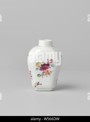 Tae avec caddy Caddy, sprays de fleurs de porcelaine, peint sur la glaçure en bleu, rouge, rose, vert, jaune, violet et noir. Le plateau caddy a un corps aplati en forme d'oeuf modélisé dans quatre côtés, avec un fort formé par la fleur de vigne en relief de chaque côté. Branches de fleurs dans chaque boîte. Inscrite sur le fond avec le sceptre et la lettre K. couvercle est manquant., Königliche Porzellan Manufaktur, Berlin, c. 1790 - c. 1800, porcelaine (matériau), glaçure, la vitrification, H 9,4 cm d 2,5 cm l 6.5 cm × d 4,7 cm l 3,6 cm × 2,6 cm d Banque D'Images