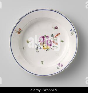 Plaque avec des bouquets et des fleurs, des plaques de porcelaine, peint sur la glaçure en bleu, rouge, rose, vert, jaune, noir, brun et or. Sur l'étagère d'un bouquet de fleurs différentes et une noix de coco [ ?]. Saupoudrer de fleurs autour du bouquet et sur le bord. La partie extérieure de la frontière avec une ligne bleu et or. Inscrite sur le fond avec le CT couronné notamment III, 46, F et H0., Porzellanmanufaktur Frankenthal, Frankenthal, ch. 1762 - c. 1795, Porcelaine, glaçure (matériel), de l'or (métal), la vitrification, H 4,1 cm d 24 cm d 13,4 cm Banque D'Images
