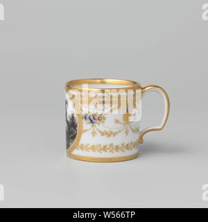 Tasse avec une dame tenant une tasse de porcelaine, d'oiseaux avec une paroi cylindrique et une oreille pliée vers l'intérieur, peinte sur l'émail en bleu, rouge, vert, jaune, violet, noir et or. Sur le mur extérieur d'un médaillon en or avec une dame dans un paysage en grisalle, assis sur un rocher. Dans une main elle a un bâton, avec les autres elle est sur le point de libérer un oiseau. Rubans de guirlandes, de fleurs et de feuilles de vigne autour du médaillon. Oreilles d'or., anonyme, France, ch. 1790 - c. 1800, Porcelaine, glaçure (matériel), de l'or (métal), la vitrification, H 6,2 cm d 6,2 cm l 8,9 cm Banque D'Images