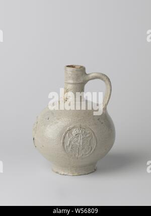 'Jug cruche Bartmann' avec les armoiries de l'Angleterre, Pot de grès sur le stand d'arrêt d'un corps sphérique et col étroit. L'oreille en forme de C'est attaché au cou et l'épaule. Deux adulte et un homme à barbe sur le cou, la barbe se poursuit sur le corps. Sur le ventre en relief trois fois un médaillon avec l'imprimé et de l'Angleterre d'armes imposées (Tudor). Raeren., anonyme, Raeren, ch. 1550 - c. 1570, Grès, glaçure, la vitrification, h 18,4 cm d 3,6 cm d 14,5 cm d 8,3 cm Banque D'Images