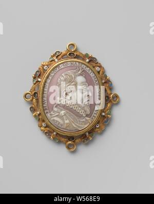 Pendentif avec un portrait du Prince Maurice de Nassau (1567-1625), Portrait du prince Maurice de Nassau (1567-1625), Prince d'Orange, stathouder. Tranches de shell (caméo de Cypraea tigris), Blanc sur violet sol. Inscription cameo (edge) : MAVRITIVS PR AVR CO CAT NASS MARC VER ET VLIS (Maurits, comte de Nassau et de Katzenelnbogen, Marquis de Veere et Vlissingen). Inscription cameo (épaule Maurits) : AET 34. Dans un cadre d'or sculpté avec fleurs émaillées et quatre yeux, destinée à être portée en pendentif, Maurits (Prince d'Orange), anonyme, Pays-Bas, après 1602 - Ch. 1620, Montuur, Camee Banque D'Images