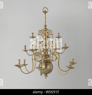 Bras avec chiffoné en couronne de bougie trois hauteurs, appartenant à un bras bougie bougie en laiton couronne de trois hauteurs. Les bras en forme de S a un curl et fusionne le renflement vers l'extérieur, en télévision avec un trou de vis. Le chandelier avec la graisse piège est fixé en elle. Le piège de graisse sur la face inférieure striée est établi autour de l'ouverture et n'a, en outre, deux bagues à gorge deux fois. Le support de bougie cylindrique, qui a un bord saillant à profil, deux bagues à gorge et d'un épaississement au bas, se fond dans un ensemble de balustres avec un bas de gamme et un bouton dans le trou central qui peut être vu. C'est Banque D'Images