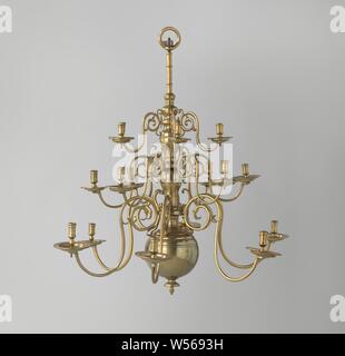 Avec bras de bougeoir bougie couronne trois-hauteur, bras appartenant à une bougie bougie en laiton couronne de trois hauteurs. Les bras en forme de S a un curl et fusionne le renflement vers l'extérieur, en télévision avec un trou de vis. Le chandelier avec la graisse piège est fixé en elle. Le piège de graisse sur la face inférieure striée est établi autour de l'ouverture et n'a, en outre, deux bagues à gorge deux fois. Le support de bougie cylindrique, qui a un bord saillant à profil, deux bagues à gorge et d'un épaississement au bas, se fond dans un ensemble de balustres avec un bas de gamme et un bouton dans le trou central qui peut être vu. C'est Banque D'Images