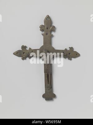 Crucifix décoré de nénuphars, Français La croix, la partie verticale inférieure de ce qui a été complètement renouvelé, est décorée avec des lys français sur les trois autres côtés et dispose d'une auréole de poing indiqué sur la croix. Le Christ crucifié est une contrefaçon du dix-neuvième siècle et exécutés selon le type qui est courante en Allemagne au 12ème siècle., anonyme, nord des Pays-Bas), ch. 1500 - c. 1700 et/ou c. 1800 - c. 1900, le laiton (alliage), fondation, h 33,5 cm × 26,5 cm × w t 2,5 cm Banque D'Images